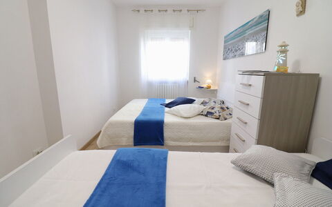 Luisa: Letto, Camera Da Letto, Mobilia, Lenzuolo, Bedding, Pavimento, Biancheria, Interior Design, Pavimentazione, Camera