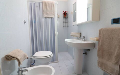 Ludovica: Pavimentazione, Pavimento, Idraulico Fixture, Interior Design, Lavello, Lavandino Del Bagno, Bagno, Rubinetto, Camera, Idraulico