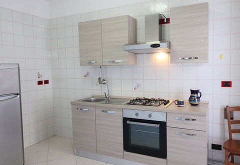 Ludovica: Cucina, Elettrodomestico Da Cucina, Apparecchio Major, Controsoffitto, Cucina Stufa, Pavimentazione, Legna, Lavandino Della Cucina, Stufa, Cabinetry