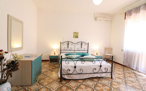 Isabel: Mobilia, Pavimentazione, Pavimento, Interior Design, Camera, Camera Da Letto, Soffitto, Letto, Illuminazione, Appartamento