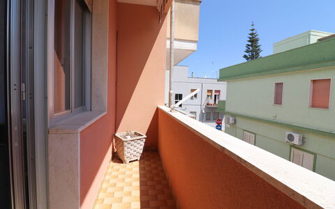 Isabel: Materiale Composito, Appartamento, Illuminazione Diurna, Color Legno, Balcone, Dipingere, Gesso