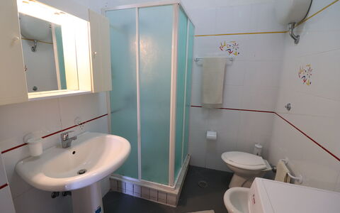 Gio: Pavimentazione, Pavimento, Interior Design, Lavandino Del Bagno, Idraulico Fixture, Lavello, Camera, Bagno, Idraulico, Rubinetto