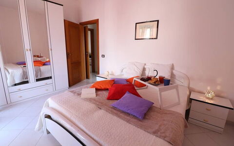 Gio: Mobilia, Camera Da Letto, Letto, Interior Design, Legna, Lenzuolo, Pavimento, Pavimentazione, Tessile, Camera