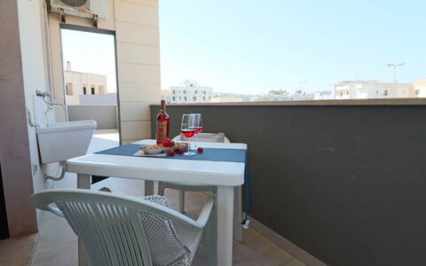 Gio: Pavimento, Sedia, Appartamento, Balcone, Mobili Da Esterno, Tavolo Esterno