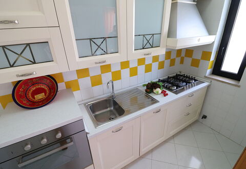 Gio: Cucina, Cucina Stufa, Apparecchio Major, Elettrodomestico Da Cucina, Controsoffitto, Stufa, Legna, Pavimentazione, Stufa A Gas, Interior Design