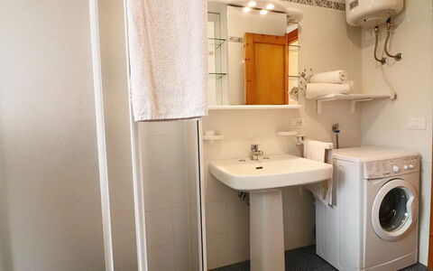 Cecilia: Pavimentazione, Idraulico Fixture, Lavandino Del Bagno, Pavimento, Lavello, Interior Design, Bagno, Rubinetto, Camera, Idraulico