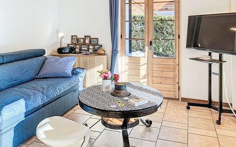 Bon-Accueil: Mobilia, Interior Design, Pavimentazione, Tavolo, Pavimento, Camera, Soggiorno, Sedia, Appartamento, Divano