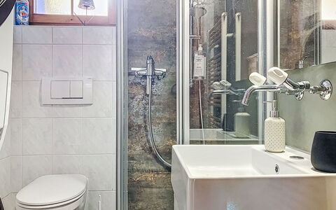 Bon-Accueil: Bagno, Idraulico Fixture, Interior Design, Pavimentazione, Gabinetto, Pavimento, Lavello, Rubinetto, Toilet Seat, Lavandino Del Bagno