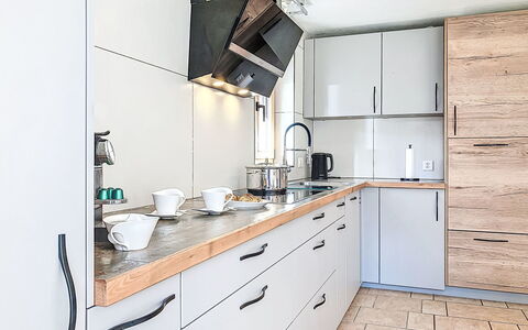 Bon-Accueil: Controsoffitto, Cabinetry, Cucina, Elettrodomestico Da Cucina, Pavimentazione, Mobilia, Legna, Interior Design, Cassetto, Lavandino Della Cucina