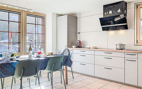 Bon-Accueil: Mobilia, Pavimentazione, Interior Design, Cucina, Pavimento, Controsoffitto, Elettrodomestico Da Cucina, Legna, Cabinetry, Sedia