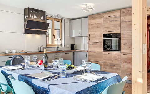 Bon-Accueil: Mobilia, Cucina, Interior Design, Pavimentazione, Controsoffitto, Elettrodomestico Da Cucina, Sedia, Legna, Soffitto, Cabinetry
