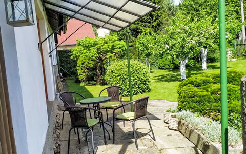 U Kohouta: Giardino, Shade, Prato, Villetta, Cortile, Backyard, Mobili Da Esterno, Landscaping, Sedia, Struttura Esterna