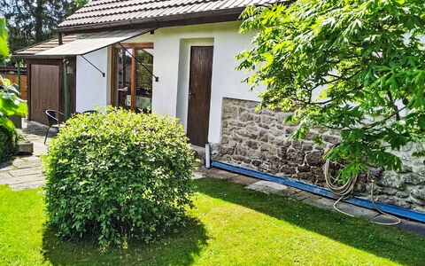U Kohouta: Casa, Arbusto, Villetta, Tetto, Casa, Giardino, Groundcover, Backyard, Cortile, Prato