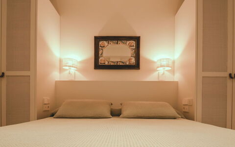 Azulmar: Letto, Interior Design, Camera Da Letto, Bedding, Parete, Mobilia, Lenzuolo, Legna, Pavimento, Soffitto