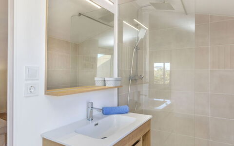 Can Gordei: Pavimentazione, Interior Design, Pavimento, Lavandino Del Bagno, Idraulico Fixture, Bagno, Soffitto, Lavello, Rubinetto, Camera