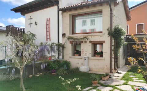 La Casetta dei Palù, Valdobbiadene: Casa, Porta, Casa, Arbusto, Zona Residenziale, Villetta, Giardino, Vaso Di Fiori, Cortile