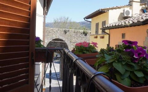 Terrazzino Margherita: Vaso Di Fiori, Balcone, Porta, Ferro, Pianta Della Casa, Corrimano, Color Legno, Colonna, Porta A Casa