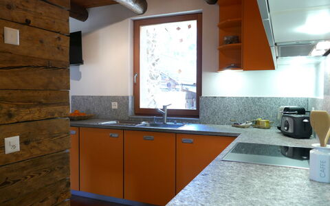 Rustico Raslina: Cucina, Controsoffitto, Legna, Pavimentazione, Interior Design, Lavandino Della Cucina, Elettrodomestico Da Cucina, Casa, Pavimento, Soffitto