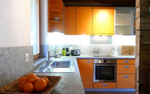 Rustico Raslina: Cucina, Controsoffitto, Elettrodomestico Da Cucina, Cabinetry, Apparecchio Major, Interior Design, Lavandino Della Cucina, Mobilia, Elettrodomestico, Legna
