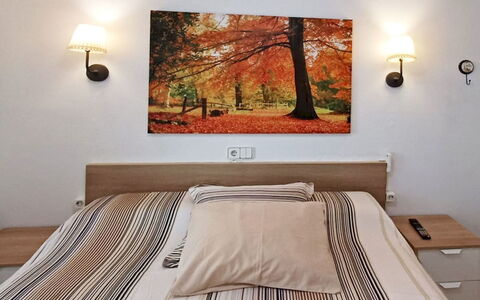 Too Menuda: Mobilia, Letto, Interior Design, Camera Da Letto, Parete, Bedding, Legna, Camera, Lenzuolo, Pavimento
