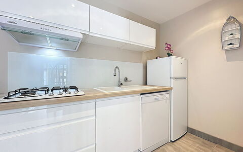 Ty Ar Mor: Interior Design, Cucina, Pavimentazione, Apparecchio Major, Cabinetry, Legna, Mobilia, Controsoffitto, Pavimento, Elettrodomestico Da Cucina