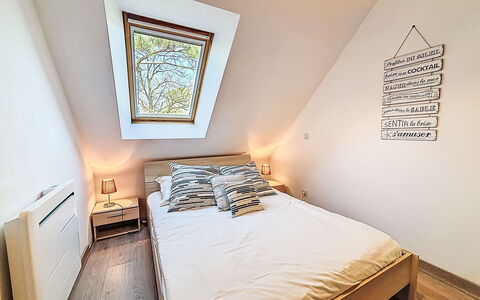 Maison Kerlosquet: Letto, Camera Da Letto, Interior Design, Legna, Mobilia, Pavimento, Lenzuolo, Bedding, Pavimentazione, Biancheria