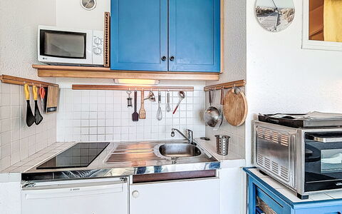 Résidence la Frégate: Cucina, Elettrodomestico Da Cucina, Apparecchio Major, Controsoffitto, Lavandino Della Cucina, Cucina Stufa, Interior Design, Pavimentazione, Stufa A Gas, Camera