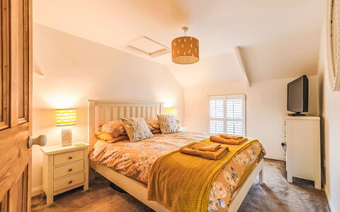 Dock of the Bay: Letto, Mobilia, Camera Da Letto, Interior Design, Bedding, Lenzuolo, Parete, Pavimento, Legna, Pavimentazione