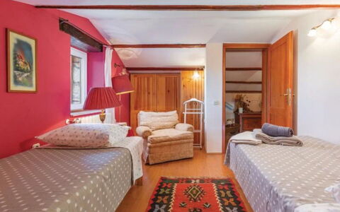 Leder: Letto, Mobilia, Camera Da Letto, Interior Design, Bedding, Lenzuolo, Legna, Biancheria, Pavimento, Soffitto