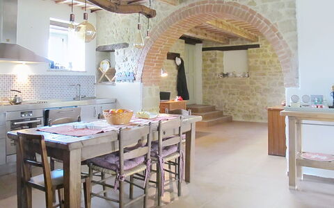 Il Casolare e Il Fienile: Mobilia, Interior Design, Pavimentazione, Parete, Legna, Soffitto, Pavimento, Cucina, Camera, Illuminazione