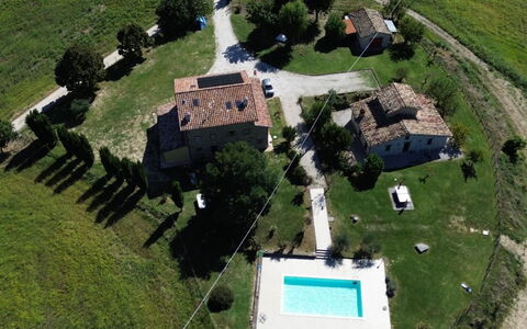 Il Casolare e Il Fienile: Casa, Zona Residenziale, Casa, Estate, Lotto, Area Rurale, Villetta, Prato, Backyard, Piscina
