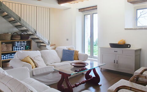 Il Casolare e Il Fienile: Mobilia, Interior Design, Pavimentazione, Parete, Pavimento, Legna, Divano, Camera, Soffitto, Soggiorno