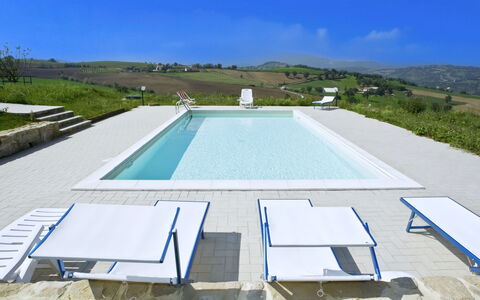 Il Casolare e Il Fienile: Piscina, Mobili Da Esterno, Mobilia, Materiale Composito, Shade, Ricorrere, Sedia, Calcestruzzo, Piastrella, Lettino