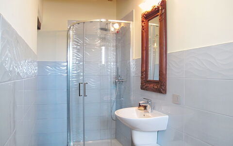Il Casolare e Il Fienile: Parete, Idraulico Fixture, Pavimentazione, Interior Design, Bagno, Pavimento, Idraulico, Rubinetto, Lavello, Lavandino Del Bagno