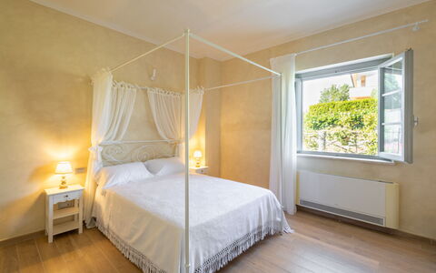 Podere Galieni: Mobilia, Interior Design, Letto, Pavimento, Pavimentazione, Parete, Camera Da Letto, Legna, Soffitto, Camera