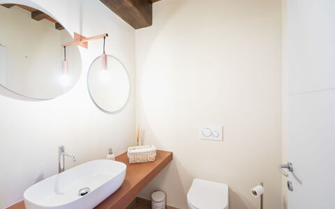 Podere Galieni: Pavimentazione, Parete, Bagno, Idraulico Fixture, Pavimento, Legna, Interior Design, Idraulico, Soffitto, Illuminazione