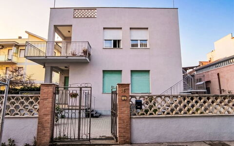 Casa Irma: Parete, Costruzione, Zona Residenziale, Facciata, Architettura, Quartiere, Balcone, Casa, Porta, Appartamento