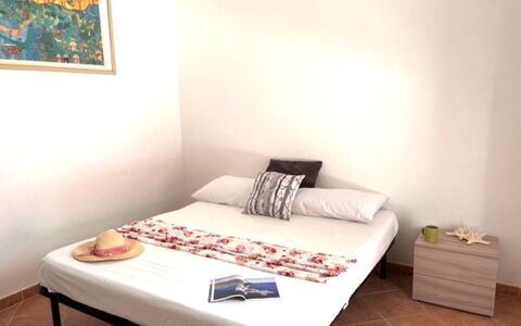Silos: Mobilia, Pavimento, Camera Da Letto, Letto, Interior Design, Pavimentazione, Lenzuolo, Bedding, Camera, Telaio Del Letto