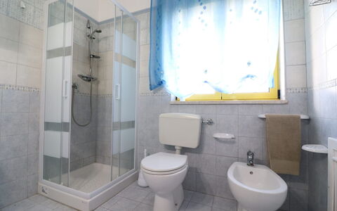 Lucia: Bagno, Idraulico Fixture, Pavimentazione, Toilet Seat, Gabinetto, Pavimento, Interior Design, Rubinetto, Lavello, Idraulico