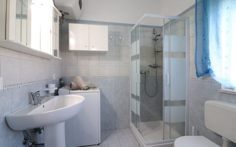 Lucia: Idraulico Fixture, Lavandino Del Bagno, Bagno, Pavimentazione, Pavimento, Lavello, Interior Design, Rubinetto, Gabinetto, Idraulico