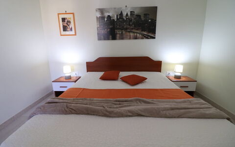 Lucia: Mobilia, Letto, Camera Da Letto, Interior Design, Lenzuolo, Legna, Bedding, Pavimento, Pavimentazione, Camera