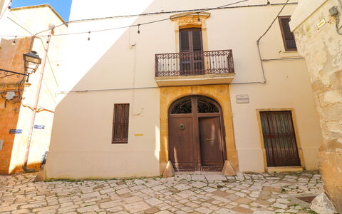 Penelope'S House Centro Storico: Parete, Porta, Architettura, Porta A Casa, Gesso, Balcone, Ombra, Le Scale