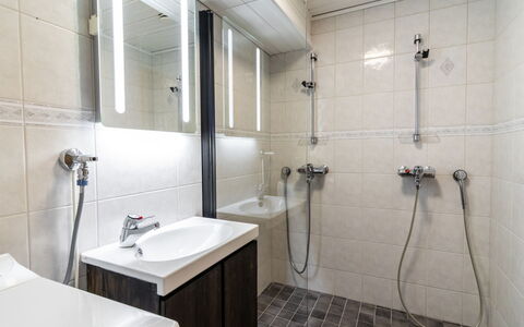 Njalla: Bagno, Idraulico Fixture, Pavimentazione, Interior Design, Pavimento, Lavello, Rubinetto, Lavandino Del Bagno, Doccia, Idraulico