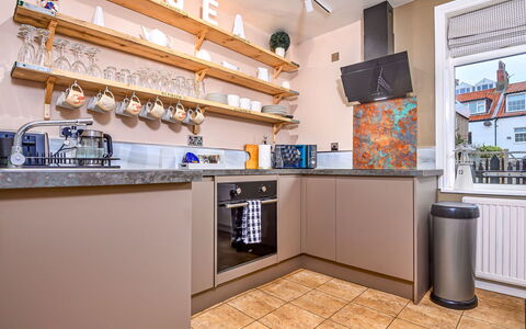Tenby Cottage: Cucina, Apparecchio Major, Elettrodomestico Da Cucina, Interior Design, Pavimentazione, Controsoffitto, Cabinetry, Camera, Elettrodomestico, Mobilia