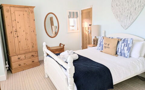 Tenby Cottage: Letto, Mobilia, Bedding, Camera Da Letto, Interior Design, Lenzuolo, Biancheria, Legna, Camera, Lancia Cuscino