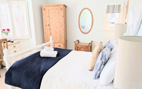 Tenby Cottage: Mobilia, Letto, Bedding, Camera Da Letto, Lenzuolo, Interior Design, Biancheria, Legna, Camera, Tessile