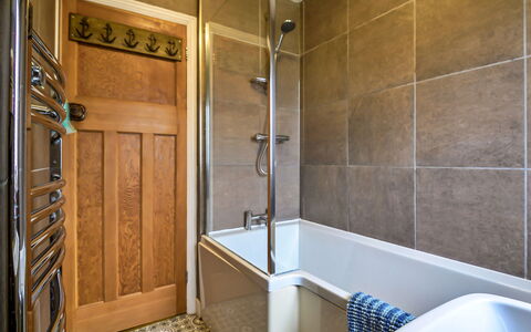 Tenby Cottage: Pavimentazione, Bagno, Idraulico Fixture, Parete, Pavimento, Legna, Interior Design, Vasca Da Bagno, Idraulico, Piastrella