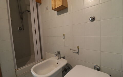 Noemi'S House in Otranto: Bagno, Idraulico Fixture, Lavandino Del Bagno, Lavello, Pavimentazione, Pavimento, Rubinetto, Idraulico, Toilet Seat, Gabinetto