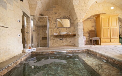 Coclea Heritage Suites: Pavimentazione, Architettura, Pavimento, Soffitto, Lampada, Piastrella, Hotel, Calcare, Caravanserraglio, Piscina