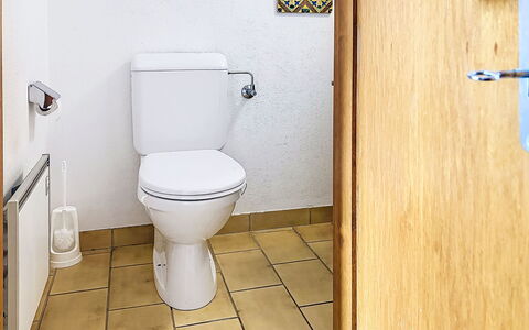 Chalet Chemin du Four: Toilet Seat, Gabinetto, Bagno, Idraulico Fixture, Pavimentazione, Pavimento, Idraulico, Piastrella